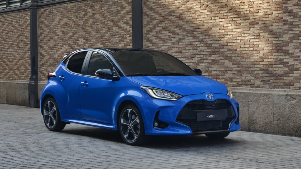 Toyota Yaris in Blitzblau.