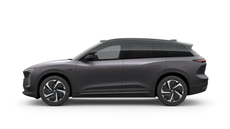 Seitliche Ansicht eines modernen, dunkelgrauen Elektroautos mit klaren, fließenden Linien. Die Form ist aerodynamisch, mit leicht geschwungener Dachlinie, bündigen Türen und großen, symmetrischen Felgen mit geschlossenen Aero-Designs.