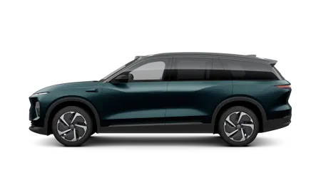 Seitliche Ansicht eines dunkelgrünen NIO EL8, eines großen, modernen Elektro-SUVs mit eleganter, klarer Linienführung. Das Fahrzeug wirkt kraftvoll und ruhig, mit harmonisch geschwungener Dachlinie, breiter Frontpartie und markanten, symmetrischen Aero-Felgen.