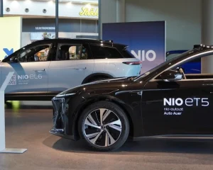NIO ET5 und NIO EL6 Elektroautos in der Ausstellung des Auto Auer Popup Stores im G3
